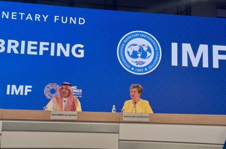 وزير المالية السعودي: استقرار النفط مرهون بفتح مضيق هرمز فعلياً