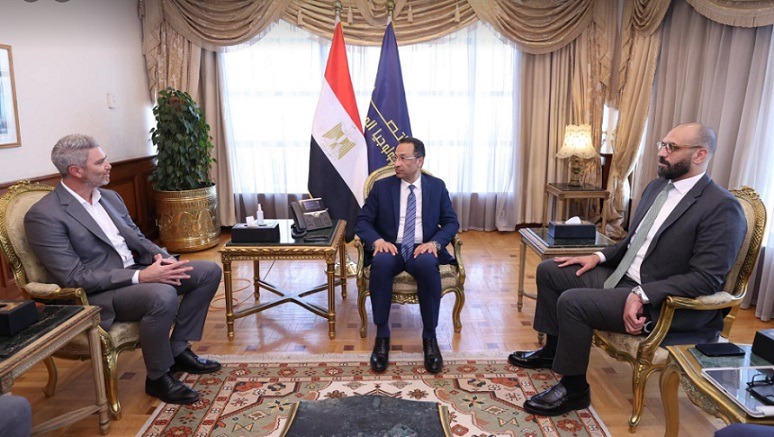وزير الاتصالات يناقش خطط أمازون للتوسع في مجالات الحوسبة السحابية والذكاء الاصطناعي