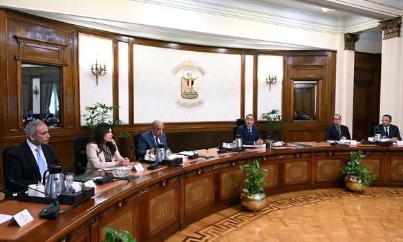 الحكومة تبحث تنظيم إنشاء مراكز البيانات وتعزيز مكانة مصر الرقمية
