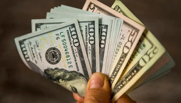 الدولار يتراجع وسط حديث عن اتفاق بين أمريكا وإيران