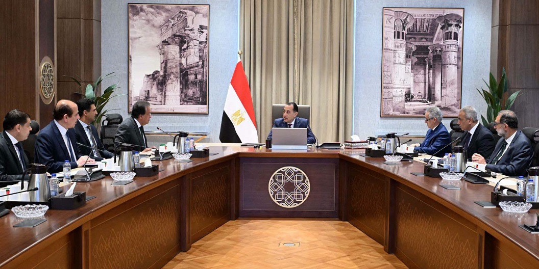 رئيس الوزراء يوجه بتعزيز إجراءات إحكام الرقابة على مصانع إنتاج الأغذية